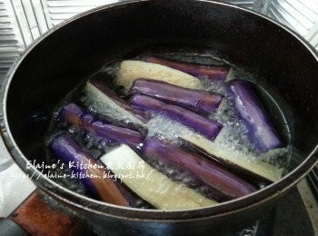 step3: 茄子切段放入油鑊中用慢火慢慢炸至軟身 (約5分鐘)