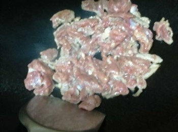 step5: 鑊洗淨，燒熱，加入2湯匙油燒熱，倒入牛肉大火煎30秒