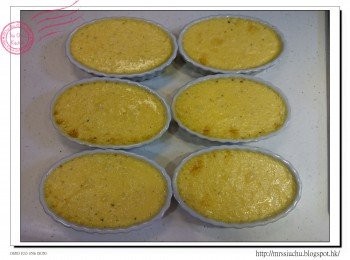 step4: 160度預熱焗爐。把模具放焗盤上, 倒入熱水至具約1/3高度。以160度焗20-25分鐘。完成時燉蛋表面凝固, 輕力搖會微盪。

放涼後, 包好保鮮紙, 放入雪櫃2小時。