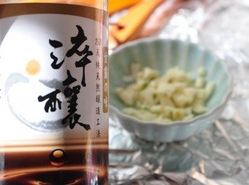 step4: 取出小碟子裝好蒜末，加入淬釀醬油露、香油 、及七味粉調勻醬汁