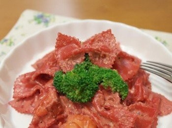 step11: 顏色好喜氣~~ 連蝦仁和培根完全也都染色看不出來了=0= 甜菜根實在太神奇了!!!!!