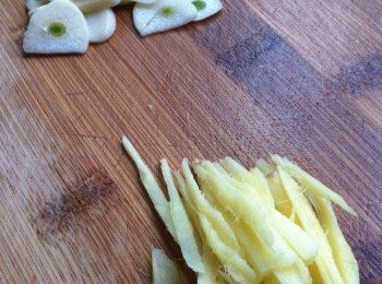 step6: 鍋裡剩少許油，爆香薑蒜。