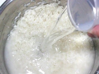 step6: 白米清洗乾淨, 瀝乾水份。
以比平常減少5-10%的水量來煮飯
比如說, 平常我是用4杯水來煮3杯米, 但做麻油雞飯時就只用3.5杯水。
留一些水拌鍋中的精華