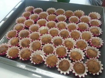 step8: 每粒搓圓的糯米糍都要沾上適量可可粉即成。