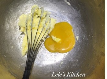 step1: 步驟一：
將放置室溫已經變軟的奶油加入糖打勻，再加入蛋黃攪拌均勻。