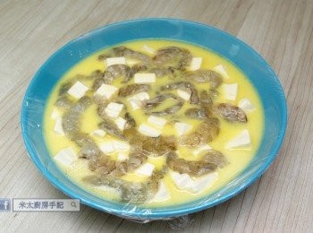 step4: 以中火蒸10-12分鐘，灑上葱花，即成。