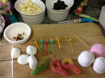 step1: 準備好所有材料，用膠韱先穿軟心棉花糖做（頭部），再穿鎖匙軟糖做（頸巾部份）最後穿椰絲棉花糖（身的部份