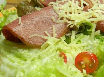 step4: 最後灑上我最愛的帕馬森起司絲，五分鐘快速完成!!!