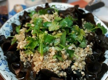 step4: 將全部配料(芫茜除外) 加入全部調味料一起攪拌均勻。吃的時候，將木耳上碟，鋪上芫茜，上調好的醬汁。美味醒胃嘅涼拌木耳就做好了!