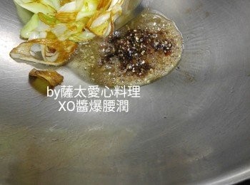 step3: 燒熱鑊倒入油同京蔥，薑， 蒜頭爆 至京蔥兩面金黃色加入xo醬爆出香味。