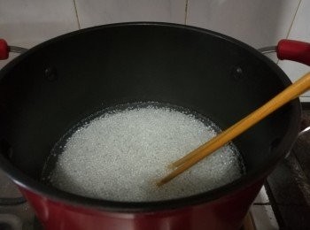 step4: 燒一鍋水，水滾後，放入西米，用大火煮，煮的過程要不停攪拌，以免西米黏着鍋底。西米煮開後，轉小火。煮約 20 分鐘，便可關火，此時西米中間還有白點。蓋好蓋子，炆西米，中間的白色會炆成透明。