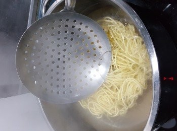 step6: 伊麵用滾水煮至軟身取出待用