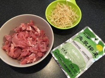 step1: 榨菜打開包裝，用水輕微沖洗一下，備用。