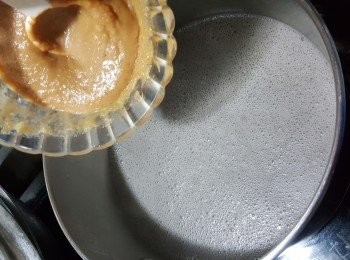 step7: 將以攪拌好的芝麻糊倒入煲裡,加入花生醬糊用慢火煮滾即可.(煮的時候要不停攪拌防痴底)