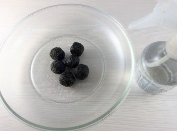 step7: 另一個空盤放上6顆內餡,用噴水器噴濕每一顆內餡。