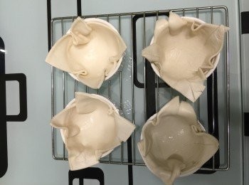 step3: 把酥皮摺疊放在器皿內，塗上蛋黃液。