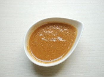 step5: 將芝麻醬及花生醬放入碗中,分多次加入少量的冷開水調稀,再加入其餘的材料混合均勻就是<span class="group_2">胡麻醬</span>。