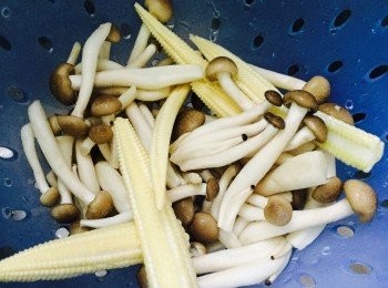 step1: 豆腐切粒，玉米筍洗淨切半。真姫菇用濕廚房紙抹淨，根部切去約1厘米，用手撕成小束。芋絲瀝乾水份。