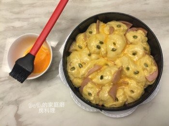 step7: 打一顆蛋，將蛋液塗在麵包表面