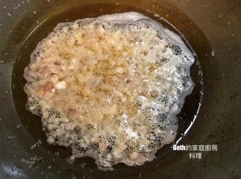 step6: 放入紅蔥頭丁炸炒至約金黃，約4-5分鐘