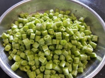 step1: 將肉豆清洗後切粒