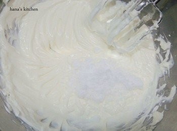 step6: 再將砂糖也倒入仔細打發拌勻