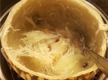 step7: 把湯放入碗後，輕輕用鐵匙羹刮出周邊的瓜絲
slightly pick those spaghetti squash aroud with a metal spoon