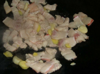 step2: 下油放進蒜和薑,然後倒進豬肉.