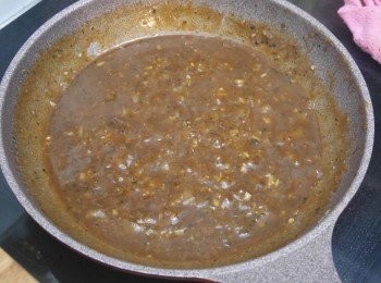 step8: 邊拌邊逐少倒入麵粉，煮至想要的稠度後待涼備用
（想乾身一點可煮稠點，點吃時有汁就煮稀一點，如用光麵粉水後覺得不合自己的濃度，可逐少再加麵粉水煮稠或加水煮稀）