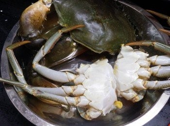 step4: 分開2邊後，用手指伸入蟹蓋眼部以下位置，清除內臟及腸;
 蟹身既腮亦要清除，再用刀將蟹身切開一分為二