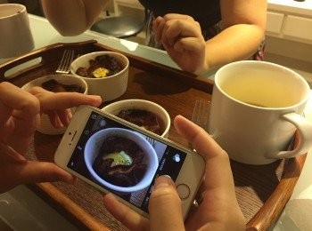 step4: 這款料理是樂樂去打工換宿時
跟夥伴們一起完成的！
真的好好吃 我們三個女生忍不住馬上嗑個精光XD
拿來放入早午餐盤中也很不賴呢
培根的香氣加上半熟蛋特有的口感
即使只是簡單調味，也是非常迷人的滋味唷
下次吃早餐or早午餐時，不妨試試^^