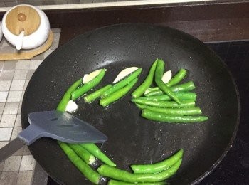 step6: 等到青椒快熟了之後倒入醃制的牛柳，快速翻炒。