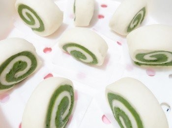 step6: 自己沒有蒸籠，就用上電飯煲。做法是先加水到電飯煲，開火至微熱再關電源，然後把饅頭放進電飯煲內，讓它們再發酵約1小時。圖片中不是蒸好的樣子，而是發酵一小時後的樣子，所以剛才提到不要切太薄，發酵完就站不穩了。