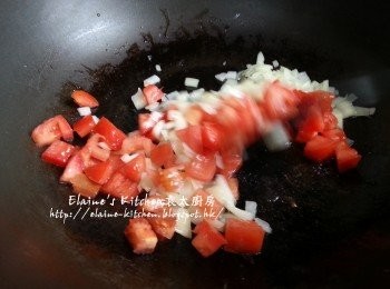 step3: 燒紅鑊 , 放入洋蔥爆至微軟後加入蕃茄爆香至出茄油