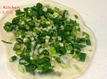 step6: 塗抹上1大匙油酥，灑上蔥花(蔥花份量依各人喜好斟酌）