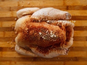 step2: 首先將雞肉均勻的抹上鹽、黑胡椒粉、匈牙利紅椒粉。