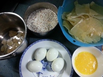 step1: 預備好所有材料:雞蛋烚4個,烚熟後去穀,1隻雞蛋打散,薏米略浸,腐竹用水浸軟備用(烚雞蛋隻數因應有幾多人食而定,可加多或減少)