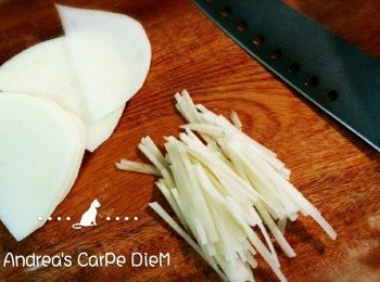 step1: 將馬鈴薯削皮切絲後,泡鹽水以免馬鈴薯氧化變色