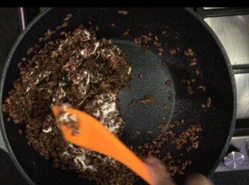 step2: 綿花糖溶掉之後，加入可可米，拌均
當可可米和綿花糖結合成一體就可以關火