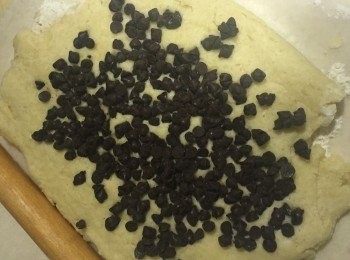 step5: 桿開後灑上巧克力豆
接著再把麵糰疊成大約2公分高