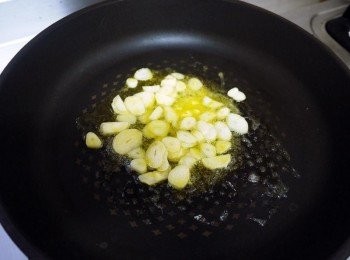 step1: 用少許的奶油炒香蒜片