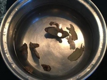 step2: 取鍋中裝入冷水放入薑片煮滾。