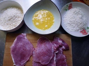 step2: 依序沾上麵粉、蛋液、麵包粉，微微壓緊備用。