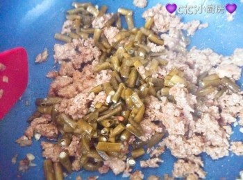 step6: 把酸豆角放入炒勻，加入少許水份，轉小火炒約2-3分鐘至熟。