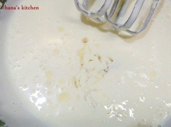 step7: 再依序將鮮奶油和溶解的吉利丁倒入剛奶油乳酪中仔細攪拌均勻（這邊也是非常重要,沒仔細拌勻的話最後會凝固不了）