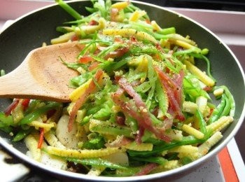 step12: 放入鹽巴調味，灑上義大利香料