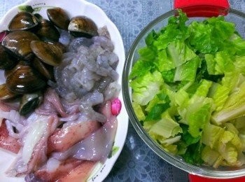 step1: 羅美生菜洗淨切塊~海鮮: 現透抽切花~蝦子去殼去腸泥~蛤蜊吐沙吐乾淨~