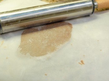 step3: 拿出一份麵糰，放在烘焙紙上，在麵糰上灑少許麵粉，然後再在上面鋪一張烘焙紙，擀約3毫米的薄片 （＊如麵糰太濕潤，可加多點麵粉至麵糰容易控制)