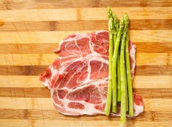 step1: 首先把豬肉片平均攤平，將蘆筍放在一側。