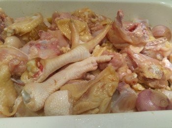 step2: 再爆香雞件後下生抽,老抽,酒炒混。